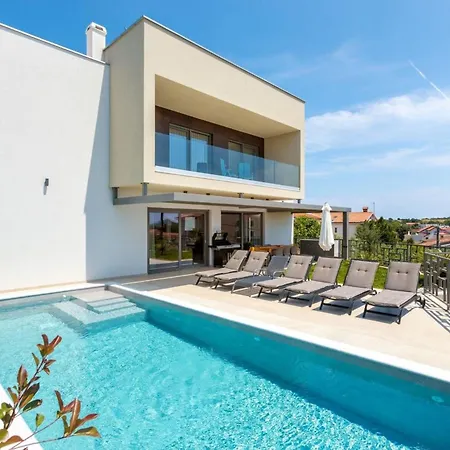 Ferienhaus In Mit Privatem Pool Und Meerblick * Medulin